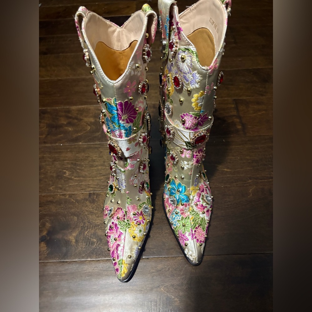Azalea Wang Embellished Floral Western Ankle Boots Cream - Picture 2 of 4